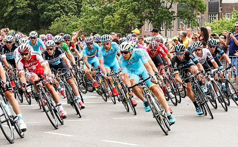 飞跃历史的篇章：一本运动赛事的深度和文献书